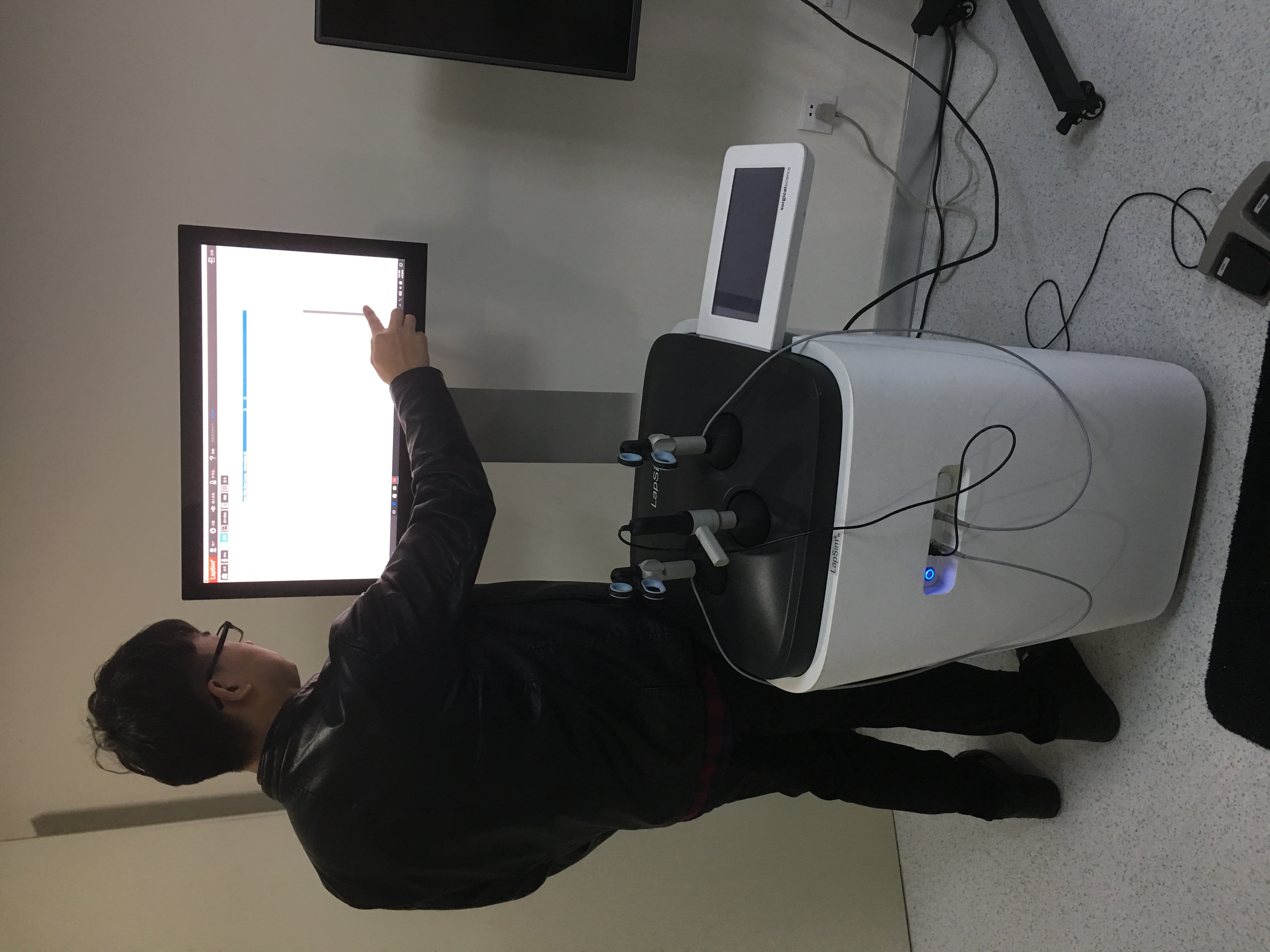 上?？禐獒t(yī)療湖南分公司辦事處：   地址/ADD: 湖南省長沙市天心區(qū)芙蓉中路2段摩天一號2棟2241室    全國銷售服務(wù)熱線：400 622 6358     營銷負(fù)責(zé)人：吳澤亞  銷售總監(jiān)  移 動 手機(jī)：137 9522 3911      商務(wù)報(bào)價(jià)：  企業(yè)QQ:   195 194 7033  報(bào)價(jià)助理：139 1839 0478 （微信同號）       集團(tuán)總部：康為醫(yī)療工業(yè)集團(tuán)股份有限公司  HK KANGWAY MEDICAL INDUSTRY GROUP CO., LIMITED    OFFICE:香港九龍深旺道8號君匯港3座40樓G  Flat G on 40 Floor of Tower 3 Harbour Green No.8 Sham Mong Road Kowloon  電話/tel：00852 2139 3077 傳真/fax: 00852 2139 3217  官網(wǎng)：http://www.kangwaymd.com      KANGWAY  SIMULATING LIFE ?全案服務(wù)能力構(gòu)造中心：  　　1. 提供模擬中心規(guī)劃方案(配模擬中心規(guī)劃圖、3D圖)  　　2. 提供運(yùn)營管理方案  　　3. 提供合理、實(shí)用產(chǎn)品配置方案(配有產(chǎn)品的實(shí)景圖)  　　4. 產(chǎn)品安裝、調(diào)試、升級、維護(hù)和應(yīng)用培訓(xùn)  　　5. 協(xié)助構(gòu)建醫(yī)學(xué)人文環(huán)境(人文墻)  　　6. 模擬教學(xué)課程的無縫對接，美國心臟協(xié)會的專業(yè)培訓(xùn)  　　7. 模擬教學(xué)咨詢、應(yīng)用及培訓(xùn)指導(dǎo)  　　8. 精品課程、實(shí)訓(xùn)基地(全科、?？漆t(yī)護(hù))的申報(bào)和評估    康為醫(yī)療科技有限公司擁有專業(yè)的售后服務(wù)團(tuán)隊(duì)，實(shí)行專業(yè)的全案服務(wù)。  我們是醫(yī)學(xué)教育工作者的貼心助手、提供一站式解決方案、全程無憂的專業(yè)化流程服務(wù)和高品質(zhì)的科技產(chǎn)品。  誠摯專業(yè)服務(wù)  高端舒心體驗(yàn)，盡在康為醫(yī)療!  我們的使命是幫助救助生命！  我們的遠(yuǎn)景是不讓突發(fā)疾病意外傷害或分娩時(shí)造成殘疾和無謂傷亡。   企業(yè)收款唯一支付寶賬戶：kangway8@163.com   上海康為醫(yī)療科技發(fā)展有限公司     